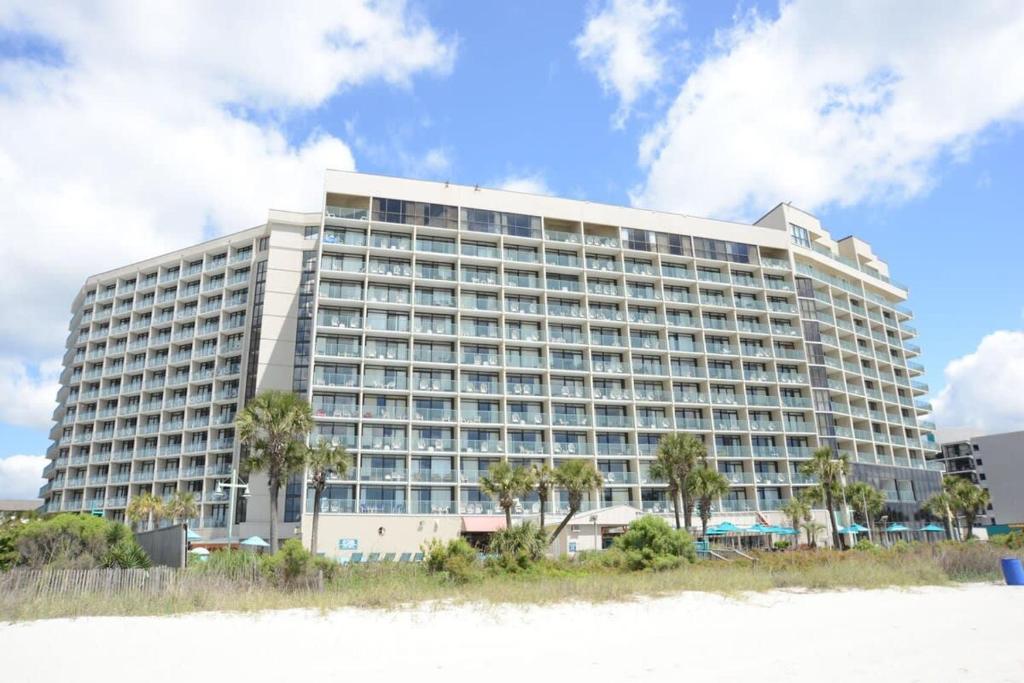 un gran edificio en la playa junto a la playa en Paradise Ocean View at Top Resort w Lazy River, en Myrtle Beach