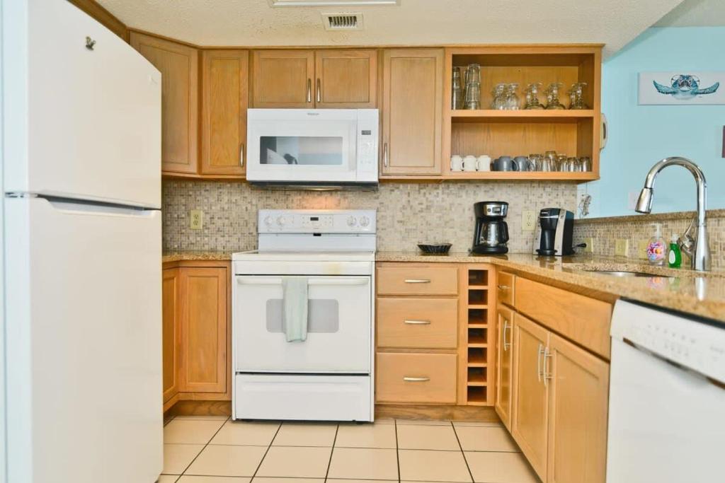 Una cocina o cocineta en Paradise Ocean View at Top Resort w Lazy River