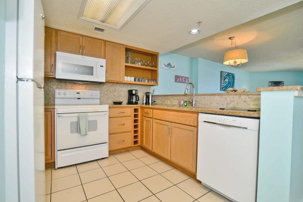 Una cocina o cocineta en Paradise Ocean View at Top Resort w Lazy River