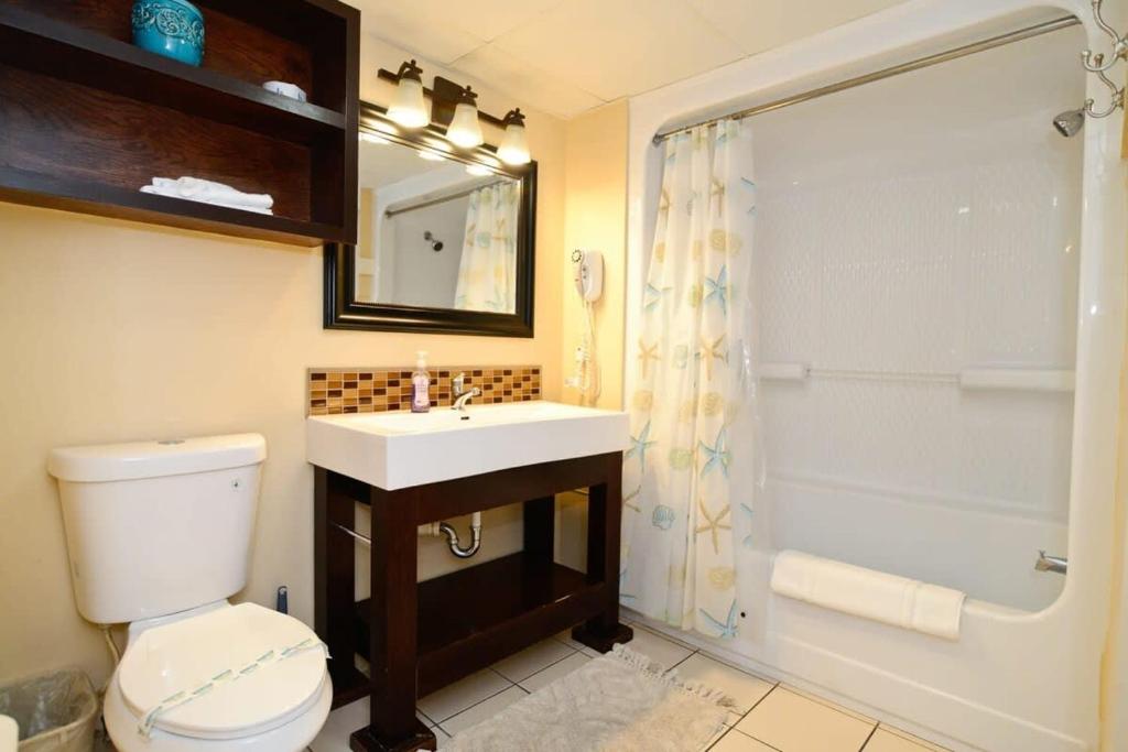 Un baño de Paradise Ocean View at Top Resort w Lazy River