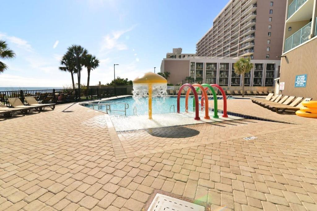 una piscina con fuente en un complejo turístico en Paradise Ocean View at Top Resort w Lazy River, en Myrtle Beach