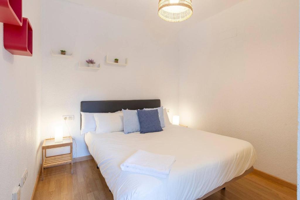 マラガにあるCentral Penthouse Apartmentのベッドルーム(白い大型ベッド、ナイトスタンド付)