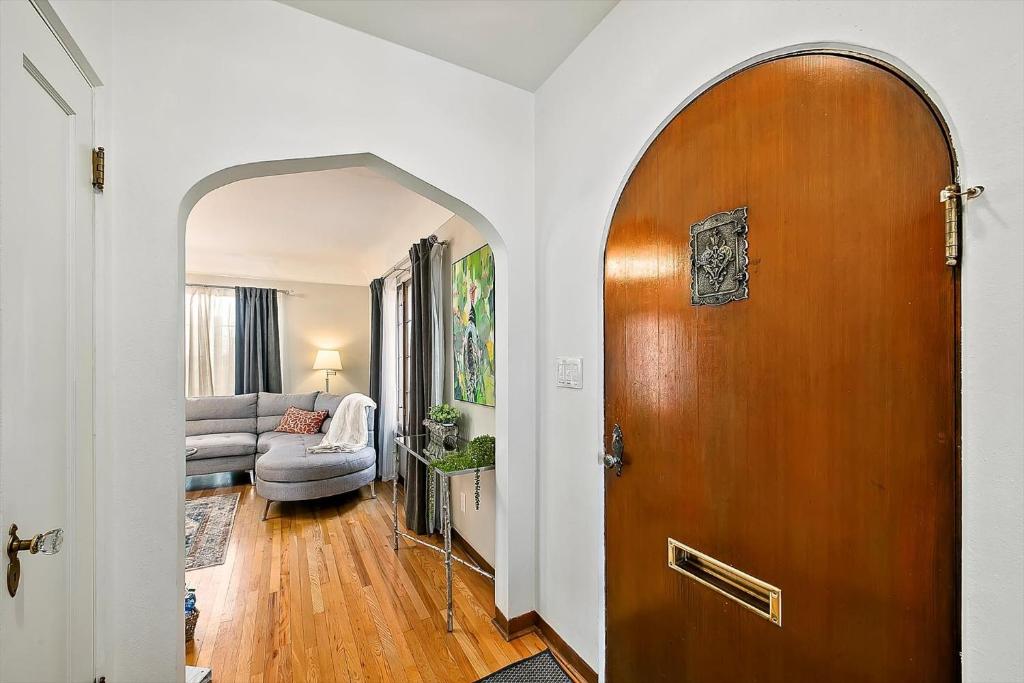 een hal met een houten deur en een woonkamer bij Hand House in Boise