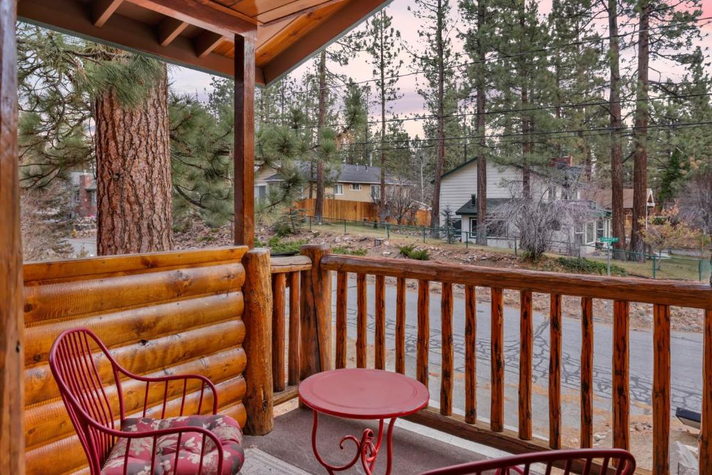 un portico con tavolo, due sedie e un tavolo di Inn Between Pines#1411 a Big Bear Lake