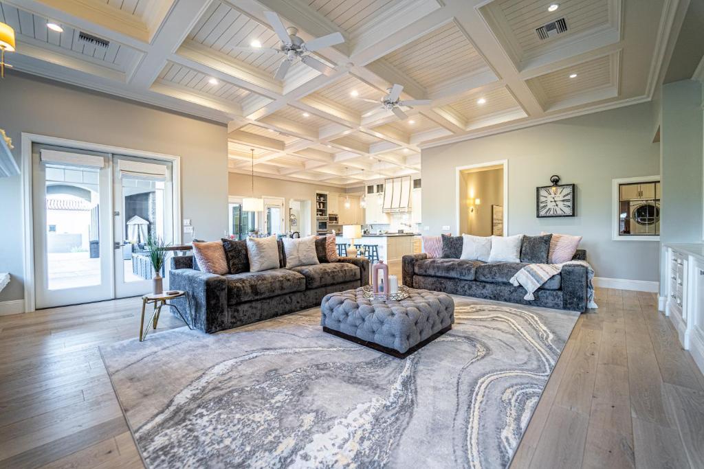 ein Wohnzimmer mit zwei Sofas und einem Tisch in der Unterkunft 104th Mesa in Mesa