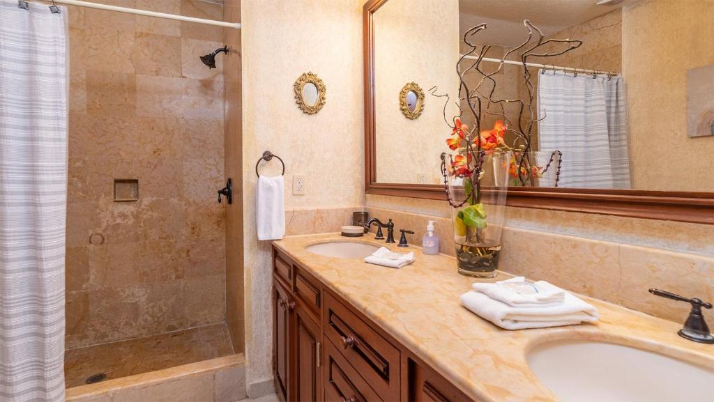 un bagno con vasca, lavandino e doccia di Sonoran Sun a Campo del Medio