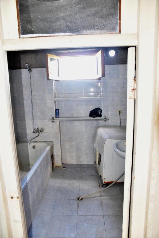 Kamar mandi di Lorenzo Budget Hostel