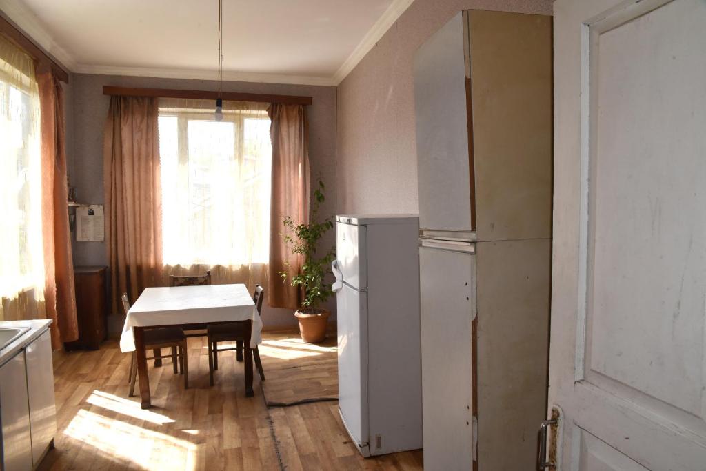 Dapur atau dapur kecil di Lorenzo Budget Hostel