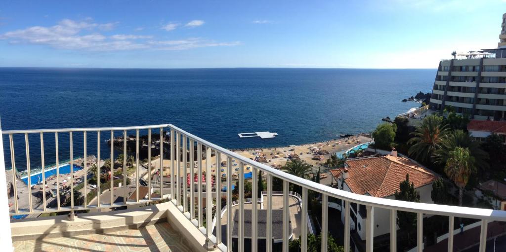 vistas al océano desde el balcón de un edificio en Apartamento do Mar, en Funchal