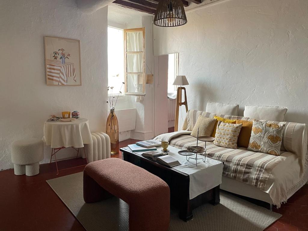 una sala de estar con un sofá y una mesa en Charming flat in St Paul village, en Saint-Paul-de-Vence