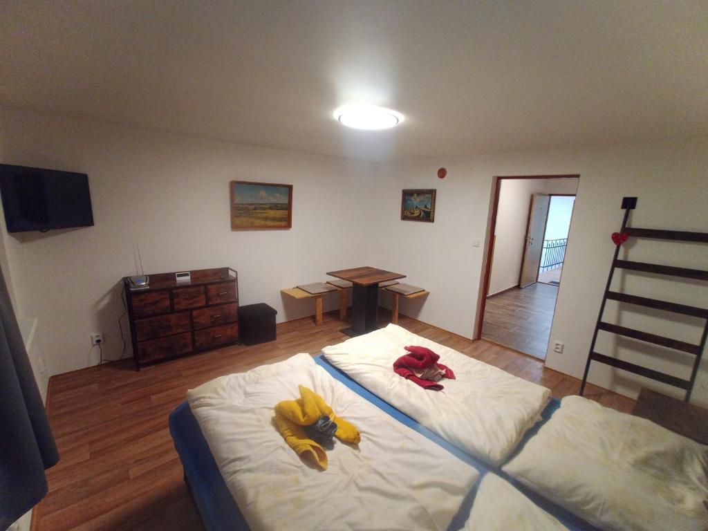 una camera da letto con un letto con banane di Zimmerův Statek a Mikulášovice