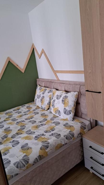 Ein Bett oder Betten in einem Zimmer der Unterkunft Apartman Silvija 2 Divčibare