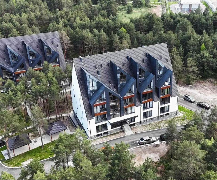 einen Blick über ein Gebäude mit blauem Dach in der Unterkunft Apartman Silvija 2 Divčibare in Divčibare