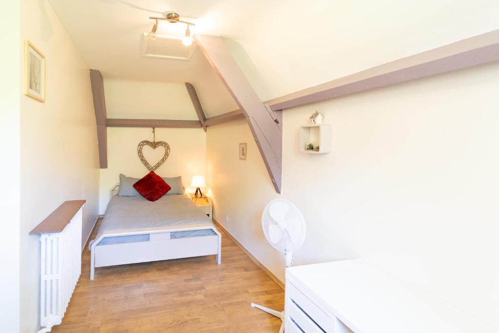 une petite chambre avec un lit dans un grenier dans l'établissement Appart 10personnes Jardin Parkings Voitures Vélos,10min Centre Blois,40min Zoo Beauval, à Blois