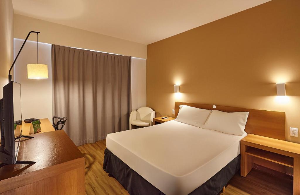Katil atau katil-katil dalam bilik di Hotel Nacional Inn Bauru