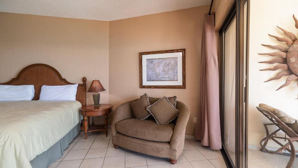 ein Hotelzimmer mit einem Bett und einem Stuhl in der Unterkunft Sonoran Sea in Campo del Medio