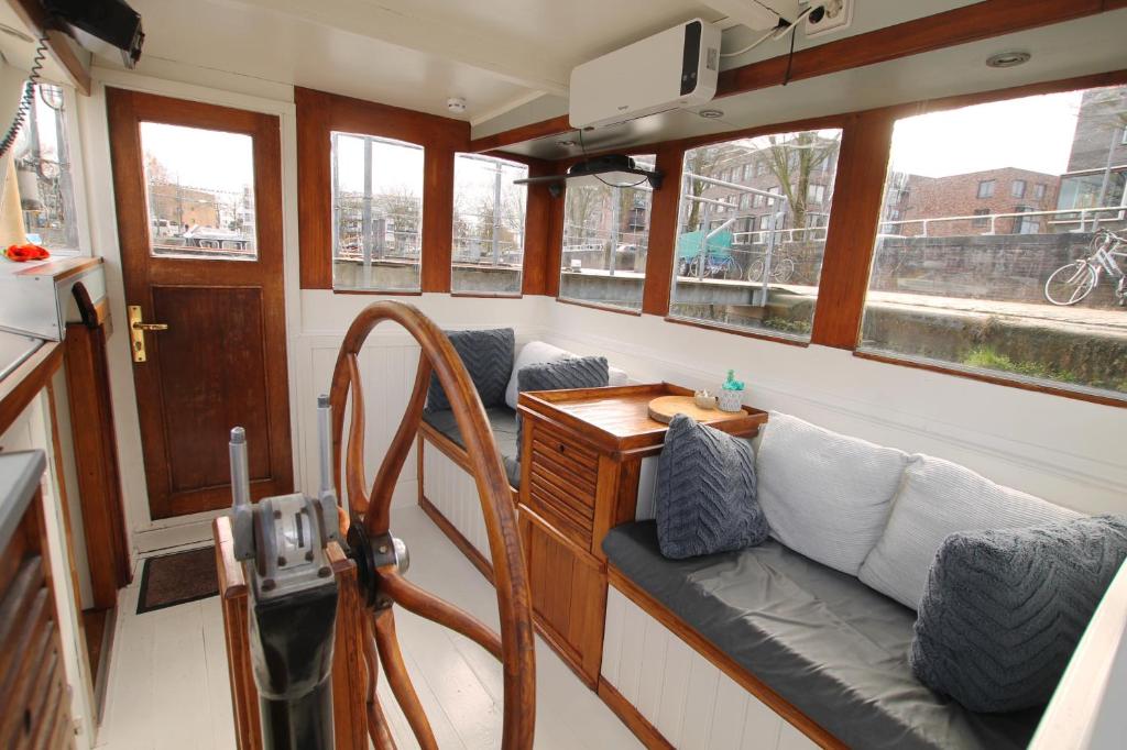 a small room with a couch in a boat at B&B Unitas Rotterdam in Rotterdam