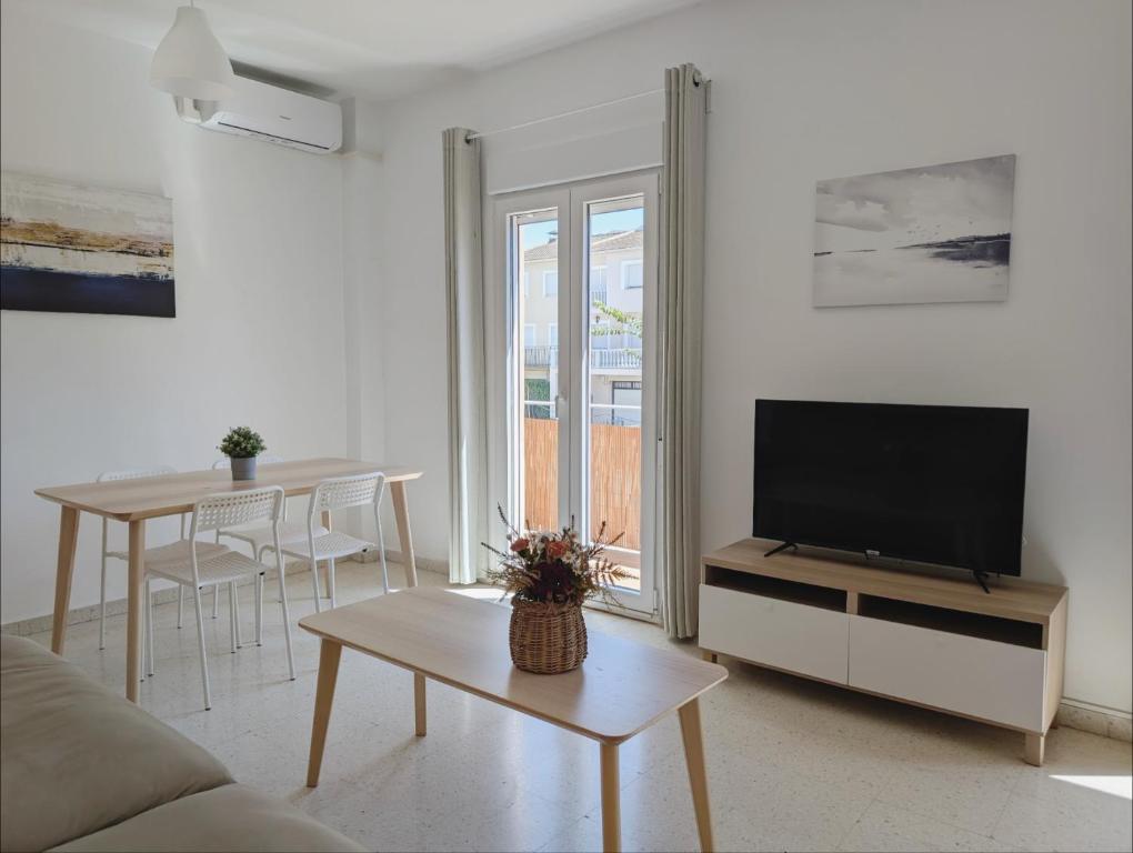 a living room with a tv and a table at Apartamento Casa Balina II in Dúrcal