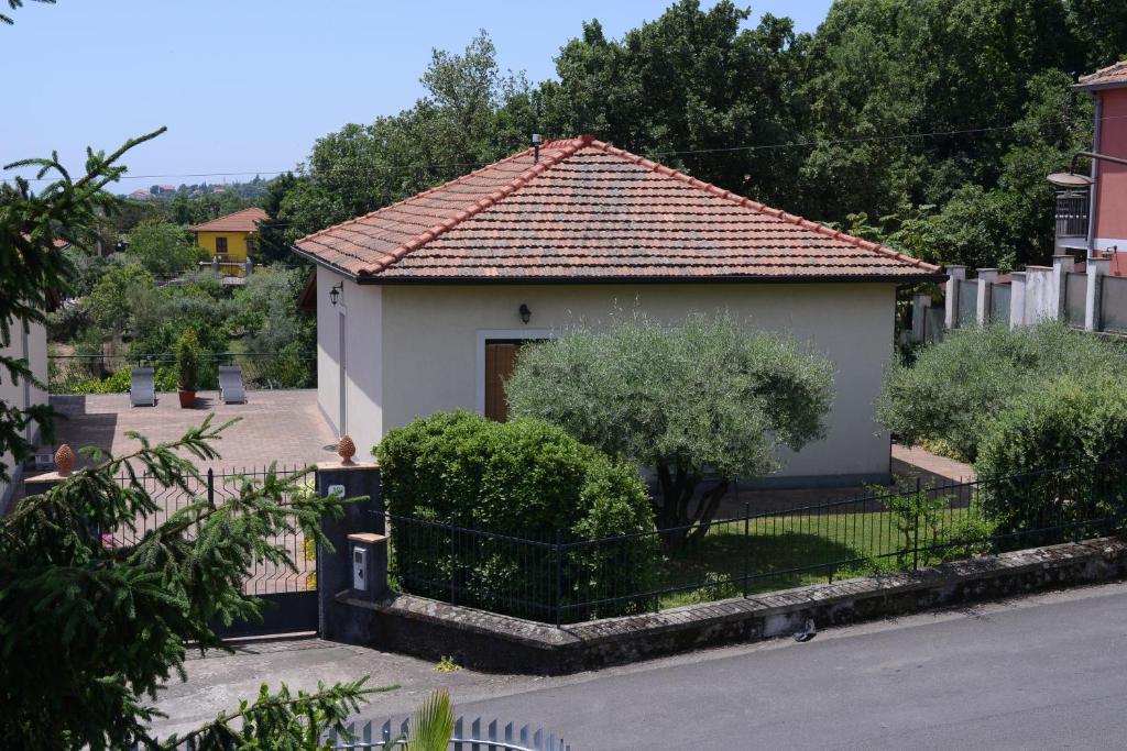 een klein wit huis met een rood dak bij Scatitti House in Zafferana Etnea