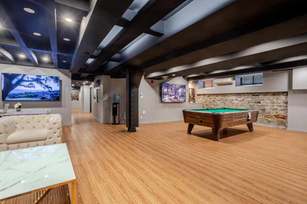 a living room with a pool table and a couch at Olympia Hotel by Lodgo in Montréal
