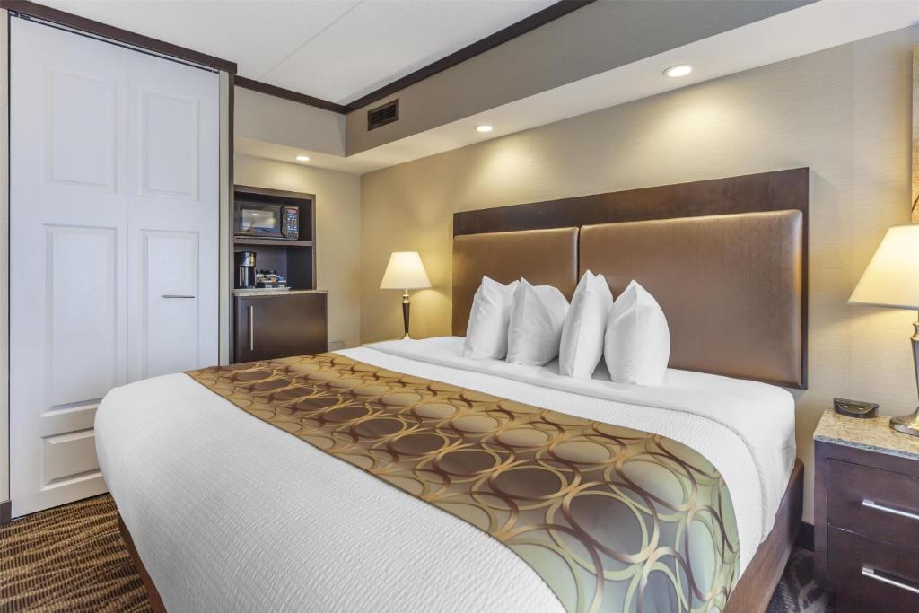 a hotel room with a large bed in a room at Best Western Wayside Inn in Wetaskiwin