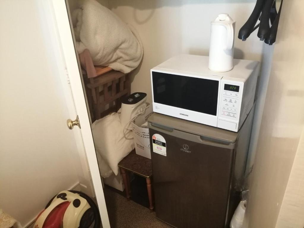 1 Queen Bed and 1 Sofa Bed, Serviced Studio B - Resim 5