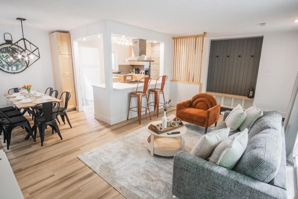 een woonkamer met een bank en een tafel bij Play & Stay - Downtown Sleeps 10 in Edmonton