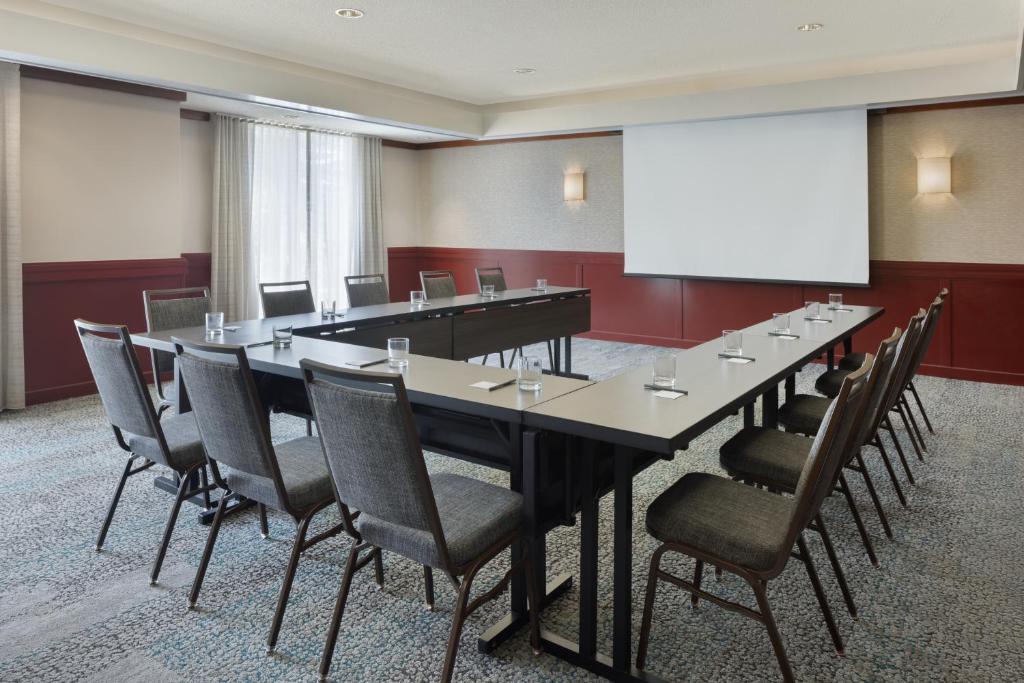 Courtyard by Marriott Springfield Airport photo