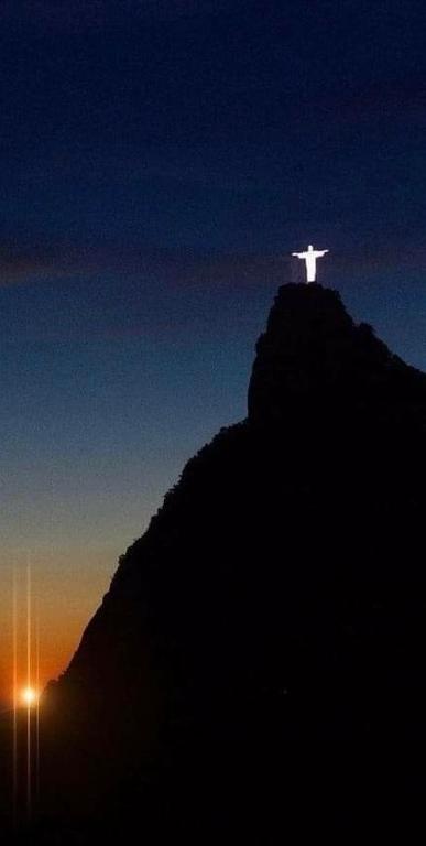 Hotel Panorama Inn, a white cross on top of a mountain at night at Panorama Inn in Rio de Janeiro