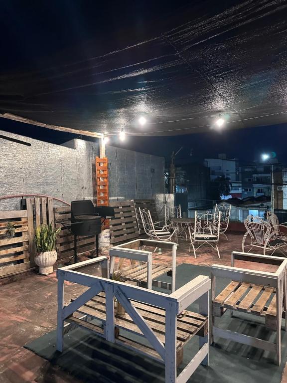 un gruppo di sedie e tavoli su un patio di notte di Hospedaje en Avenida Artigas 5 a Corrientes