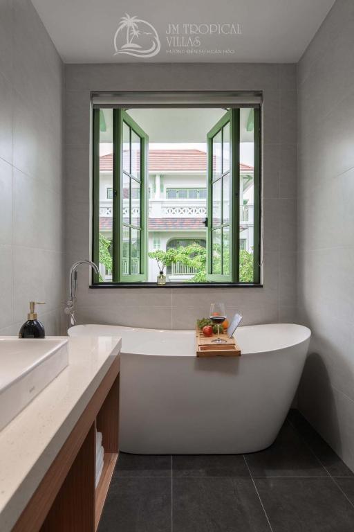 Biệt Thự Nhìn Ra Vườn