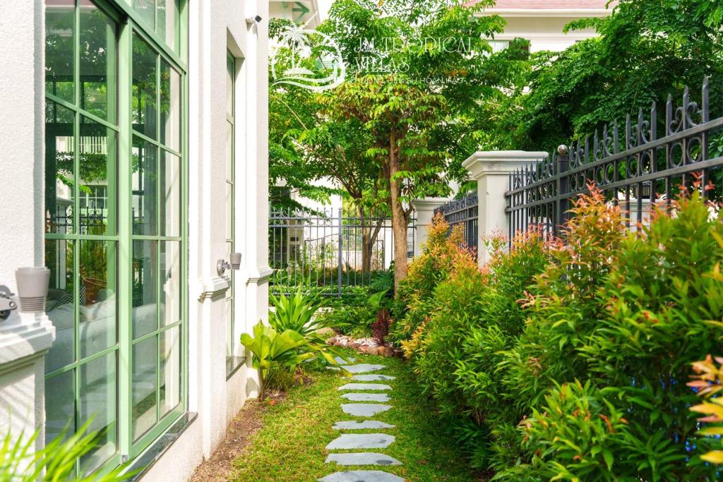 Biệt Thự Nhìn Ra Vườn