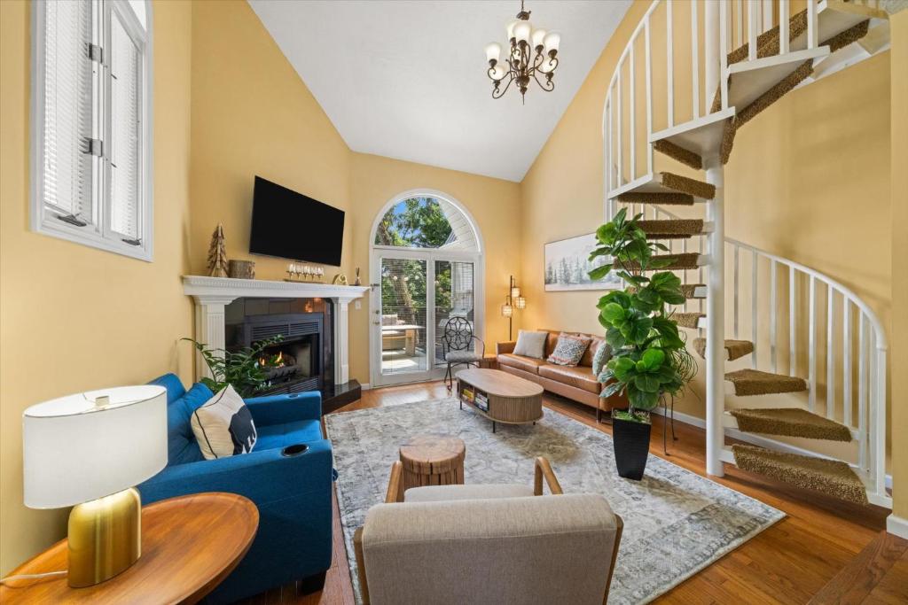 ein Wohnzimmer mit einer blauen Couch und einem Kamin in der Unterkunft Relax at Forge Chalet Tranquil Retreat Near Attractions in Pigeon Forge