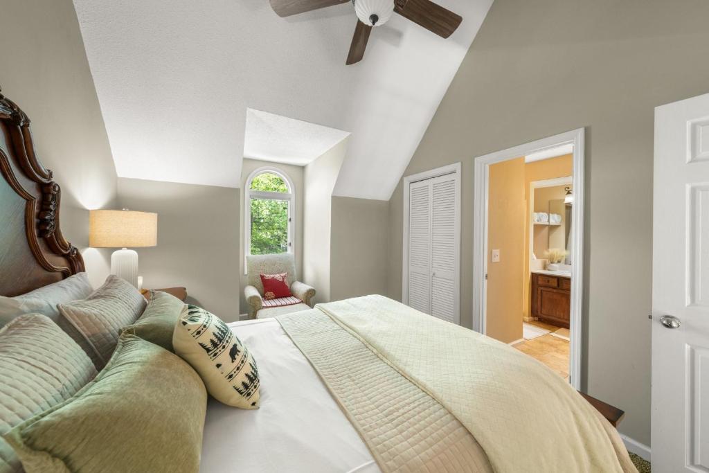 Ein Bett oder Betten in einem Zimmer der Unterkunft Relax at Forge Chalet Tranquil Retreat Near Attractions
