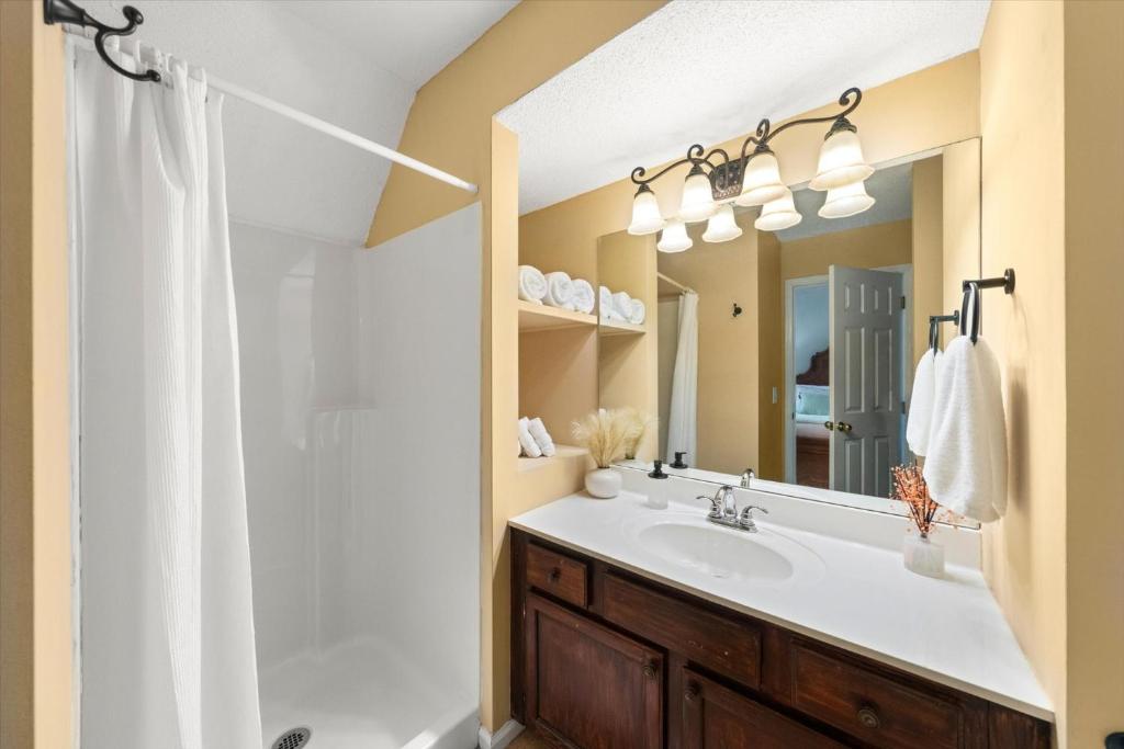 Ein Badezimmer in der Unterkunft Relax at Forge Chalet Tranquil Retreat Near Attractions