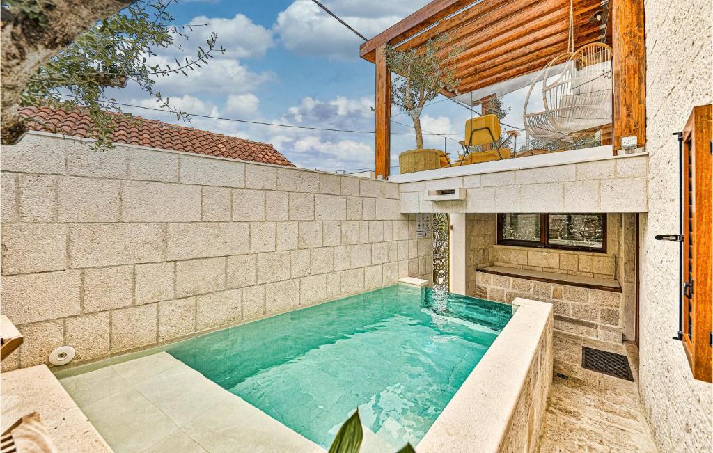 una piscina en el patio trasero de una casa en Gorgeous Home In Okrug Gornji, en Trogir