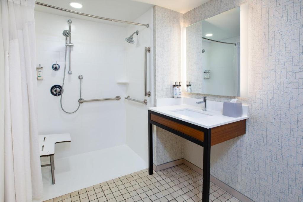 Holiday Inn Express Nashville-Downtown - Broadway, an IHG Hotel - 