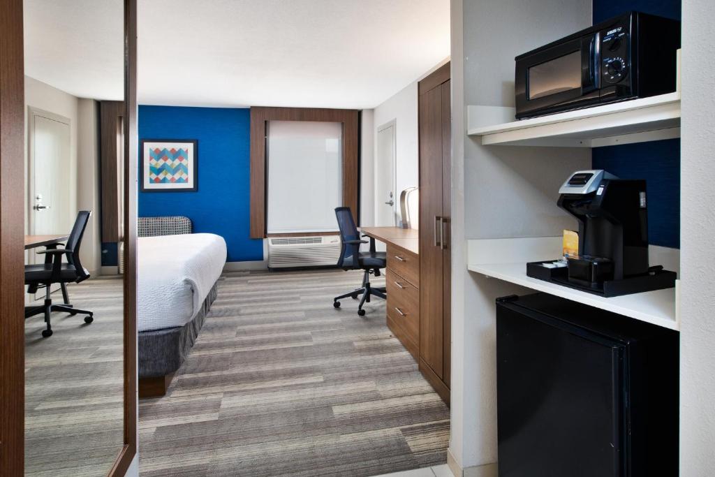 Holiday Inn Express Nashville-Downtown - Broadway, an IHG Hotel - 