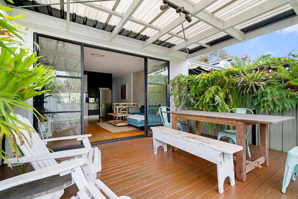 Un balcón o terraza en Charming 3BR in Top Spot