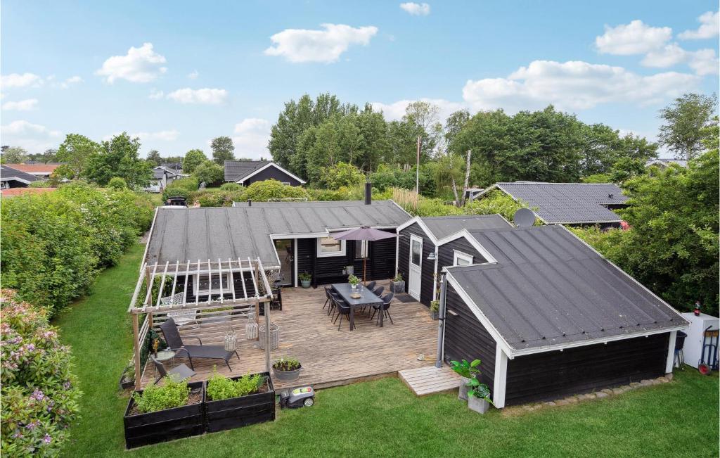オテルプにある3 Bedroom Amazing Home In Otterupのデッキ付きの家屋の頭上の景色