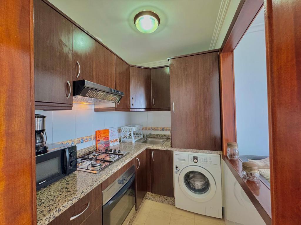 Kuchyň nebo kuchyňský kout v ubytování Appartement vue panoramique sur mer à BELLA VISTA