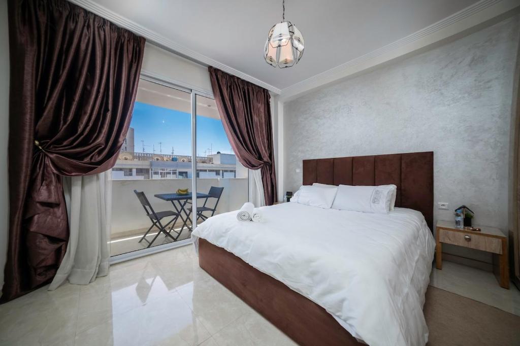 Una cama o camas en una habitación de Cosy appartement moderne hypercentral and calm