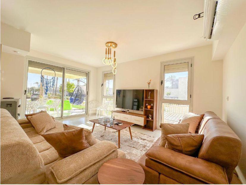 een woonkamer met een bank en een tafel bij marina marassi in El Alamein