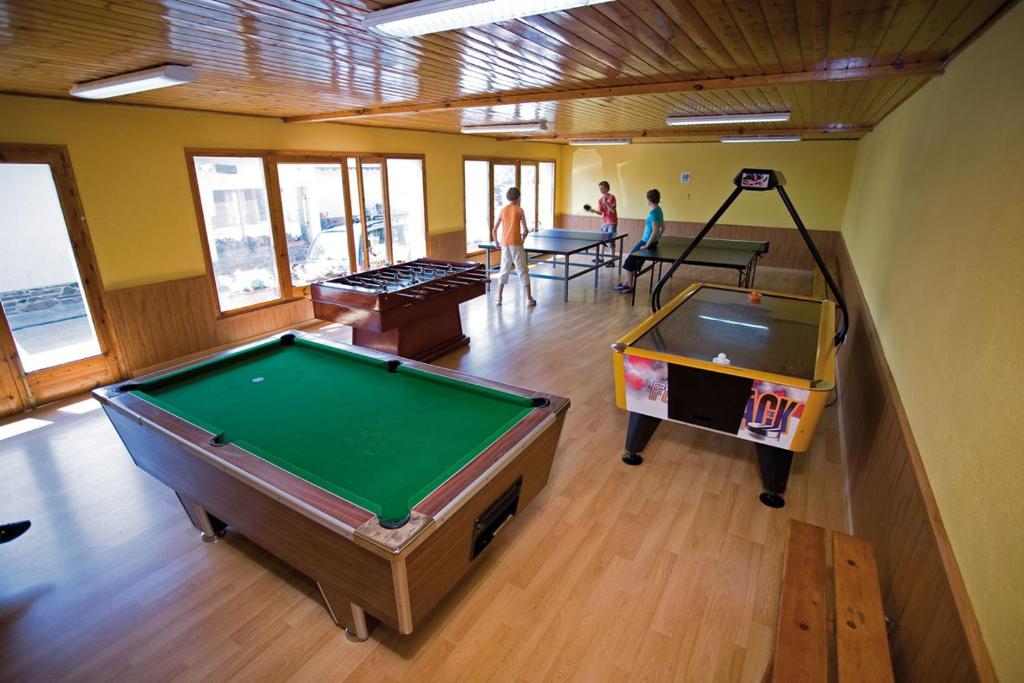 Biliár nebo kulečník v ubytování Bungalows Pirineus