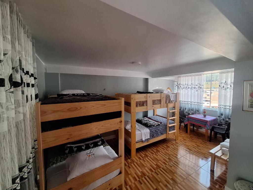 a room with two bunk beds in a room at Hotel El Sol de Carhuaz in Carhuaz