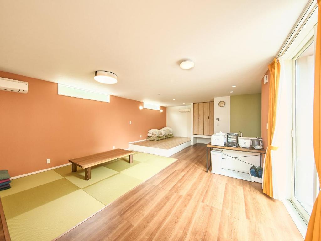 an empty room with a bench and a table at Chocotto Villa Maestro - Vacation STAY 73565v in Sumoto