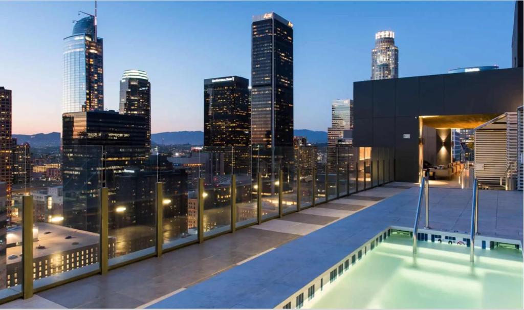 Bazén v ubytovaní The Olive Skyline 2 Bed Apt with FREE PARKING in DTLA alebo v jeho blízkosti