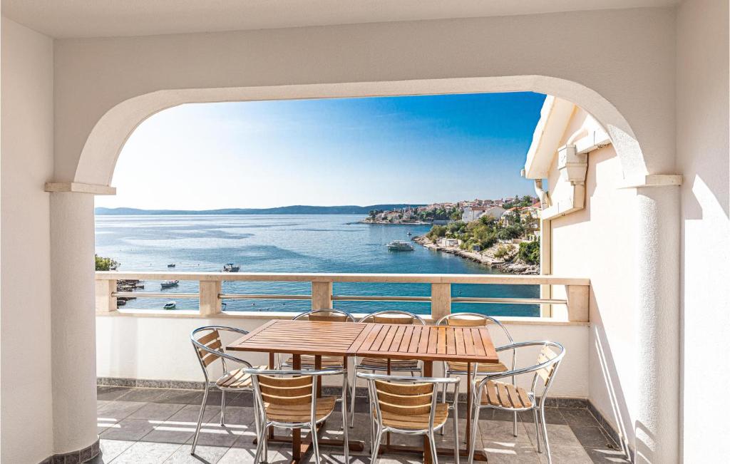 3 Bedroom Nice Apartment In Okrug Gornji