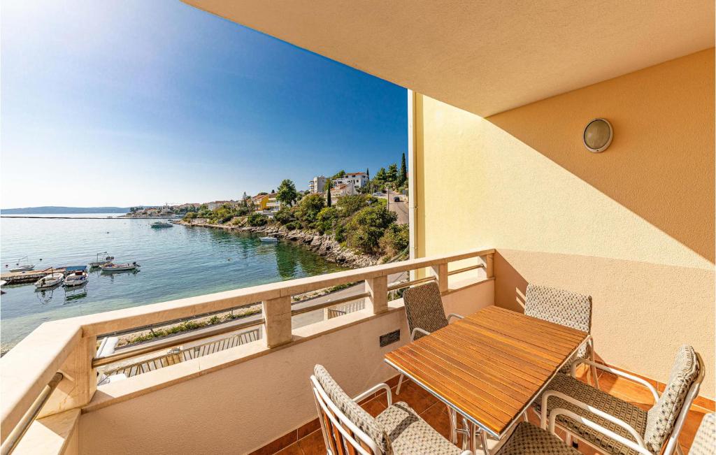 2 Bedroom Stunning Apartment In Okrug Gornji
