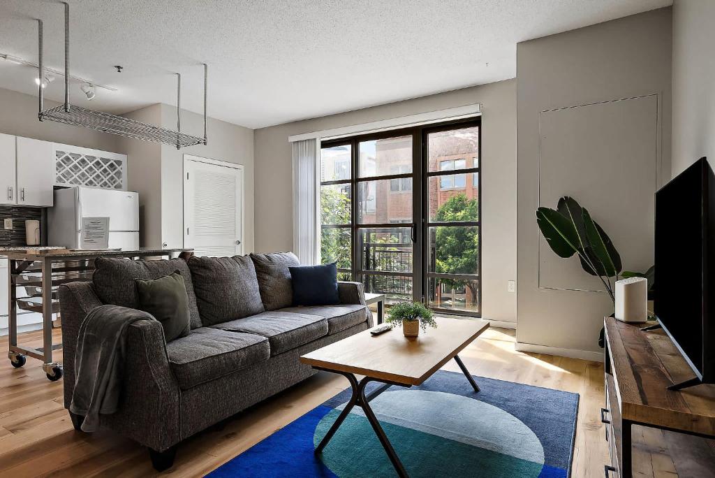 Телевизор и/или развлекательный центр в CozySuites Mill District with pool gym #13